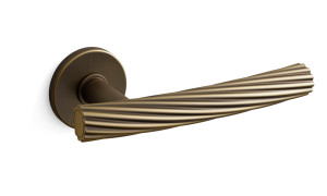 Латунная ручка на розетке