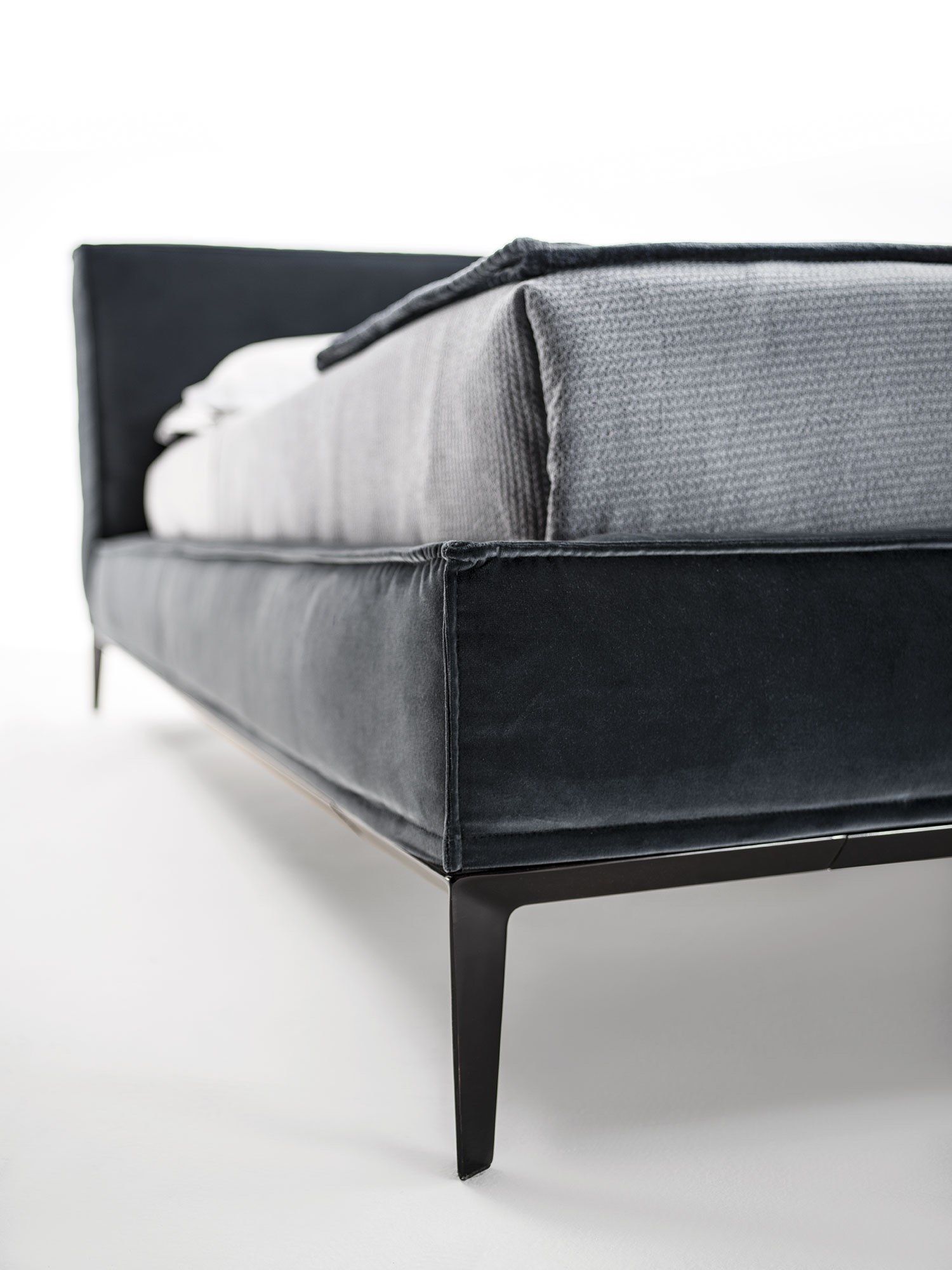 Тканевая кровать с мягким изголовьем Frigerio Taylor ARCH-00091819 - Вид №2