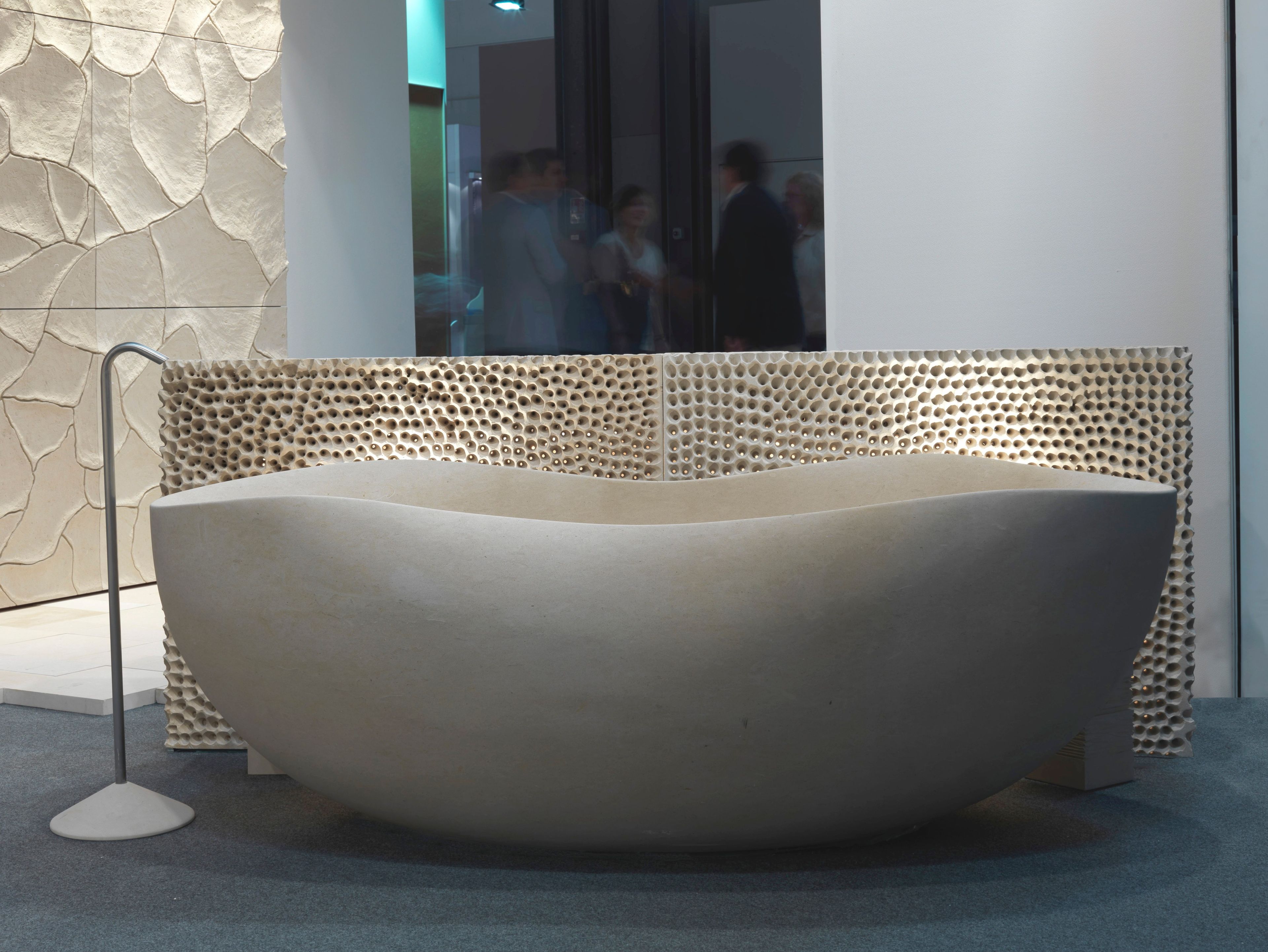 Ванна в центре комнаты из камня Лечче PIMAR V33 ARCH-00141971