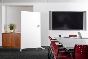 FSRT460 Показана мобильная стеклянная панель Jot с белой текстурой рамы с порошковым покрытием и ультра-белым диамалитовым стеклом с магнитной прослойкой и стандартной отделкой.  Forms-surfaces