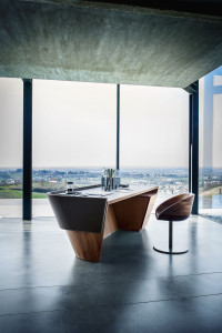 Деревянный стол с ящиками