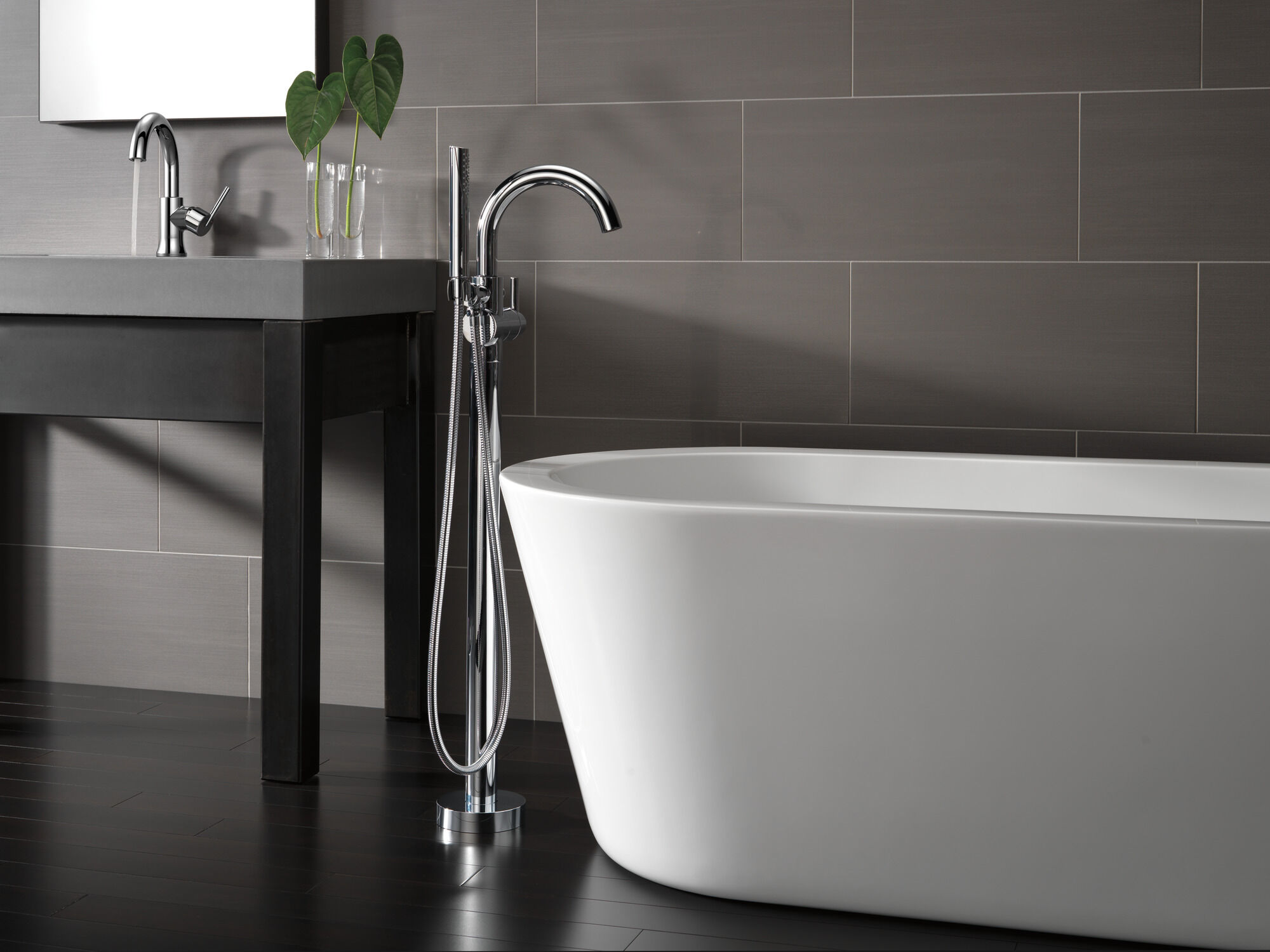 559HA-DST Смеситель для ванной с высокой дугой с одной ручкой Delta Faucet Trinsic Хром  - Вид №4