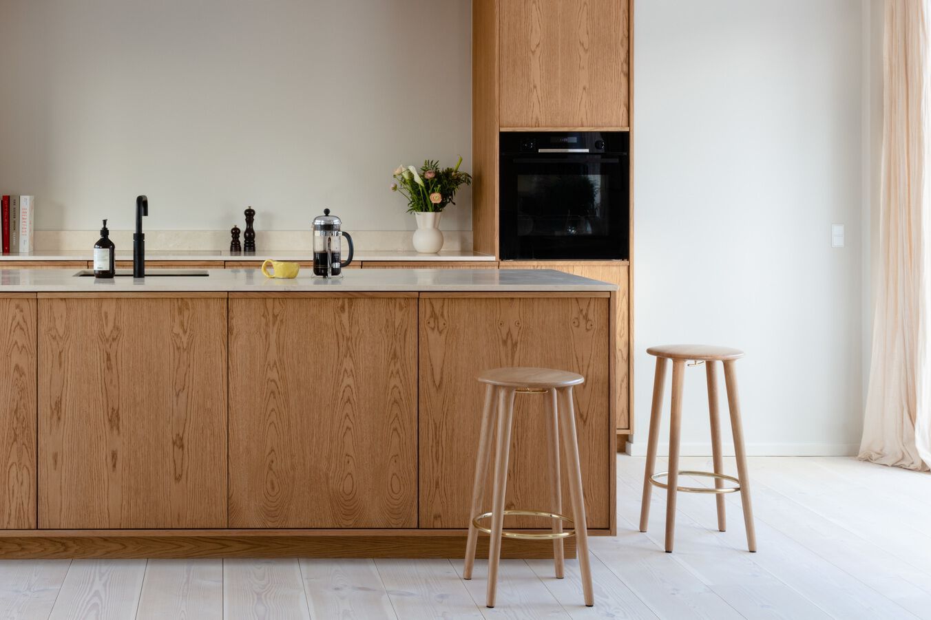 Высокий дубовый стул с подставкой для ног UMAGE светская львица ARCH-00128096 - Вид №3