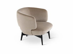 Тканевое кресло с подлокотниками