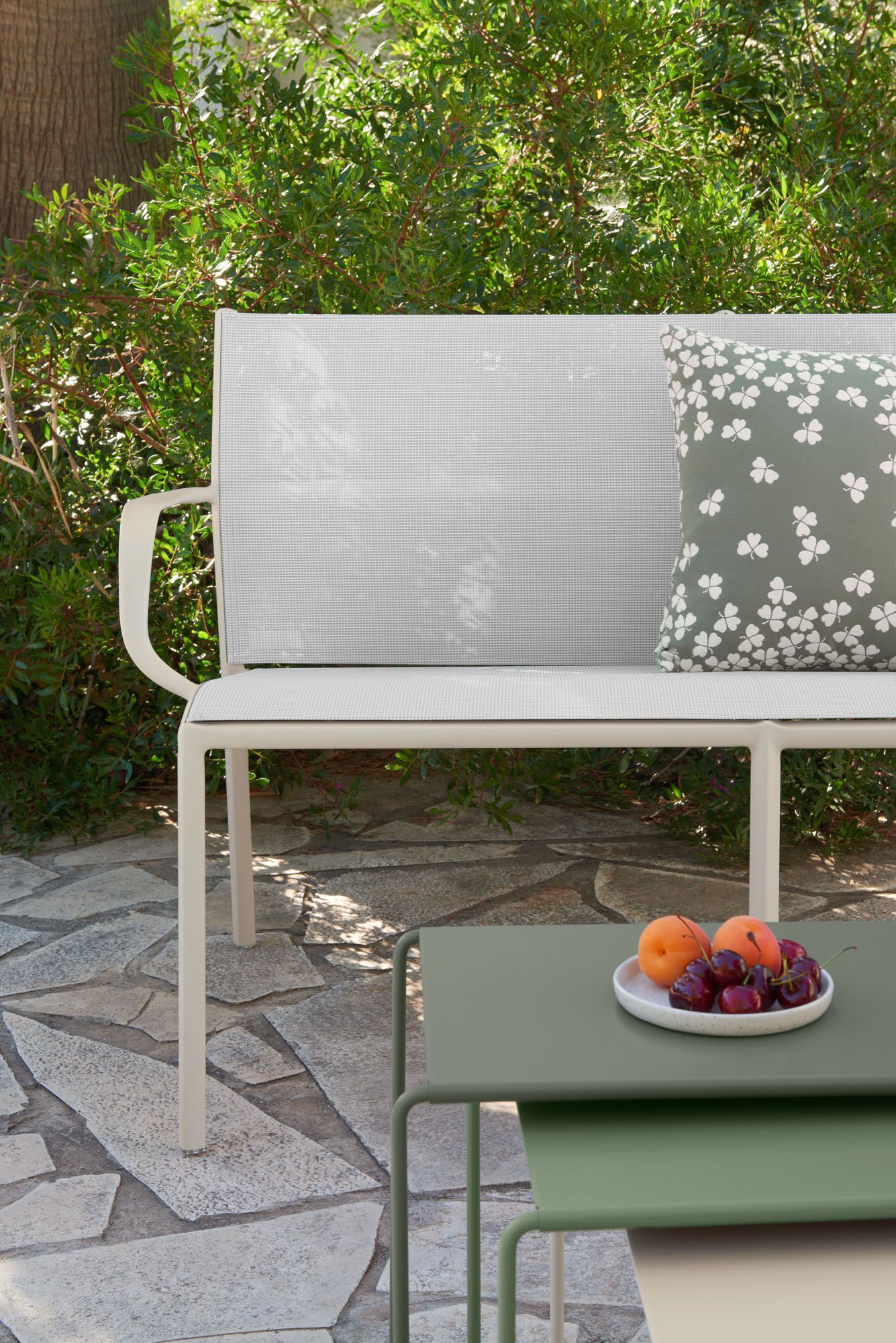 Штабелируемая садовая скамейка Batyline® с подлокотниками Fermob Cadiz ARCH-00010788 - Вид №4