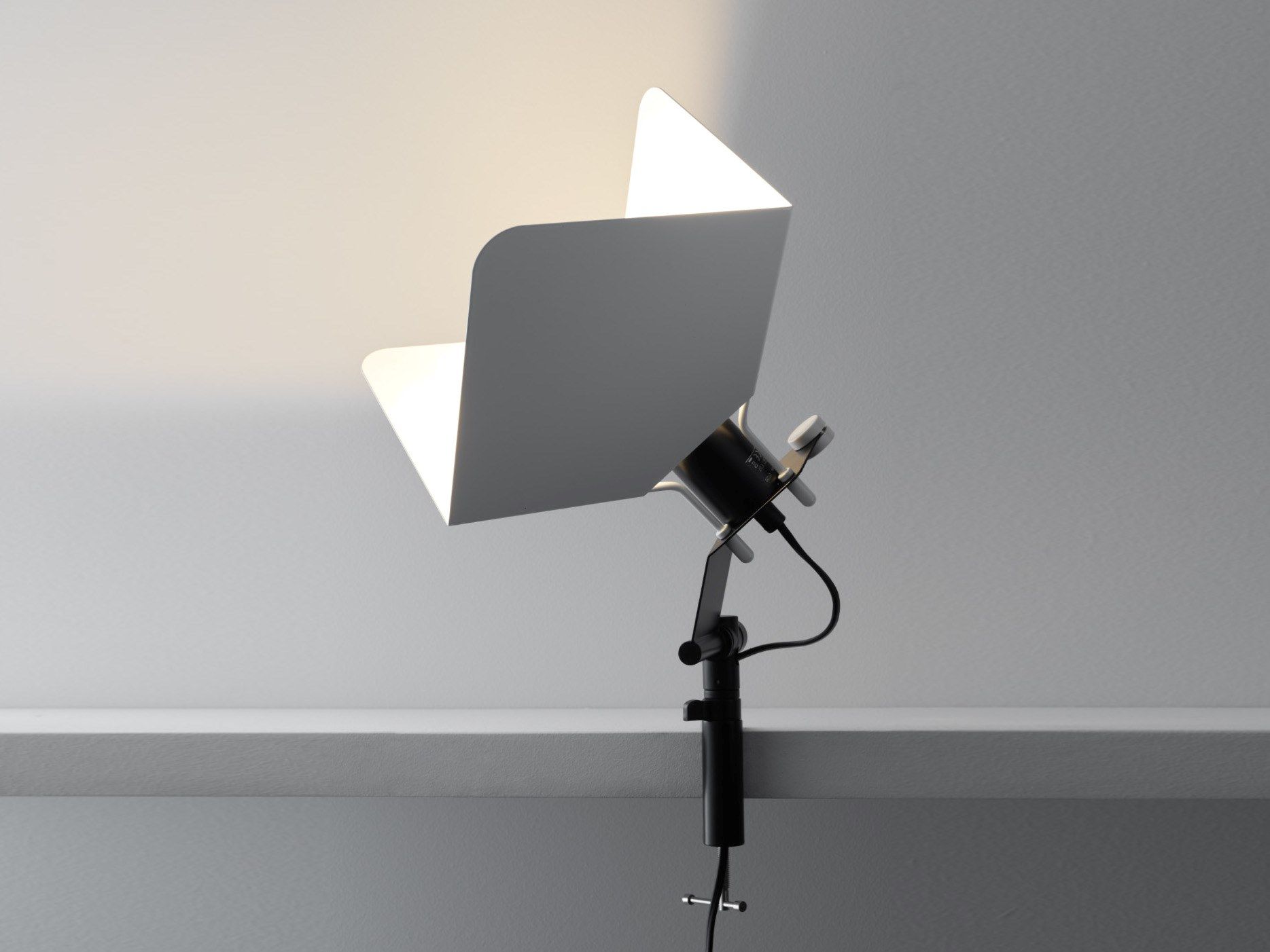 Железная настольная лампа с зажимом Stilnovo Триэдр ARCH-00059519