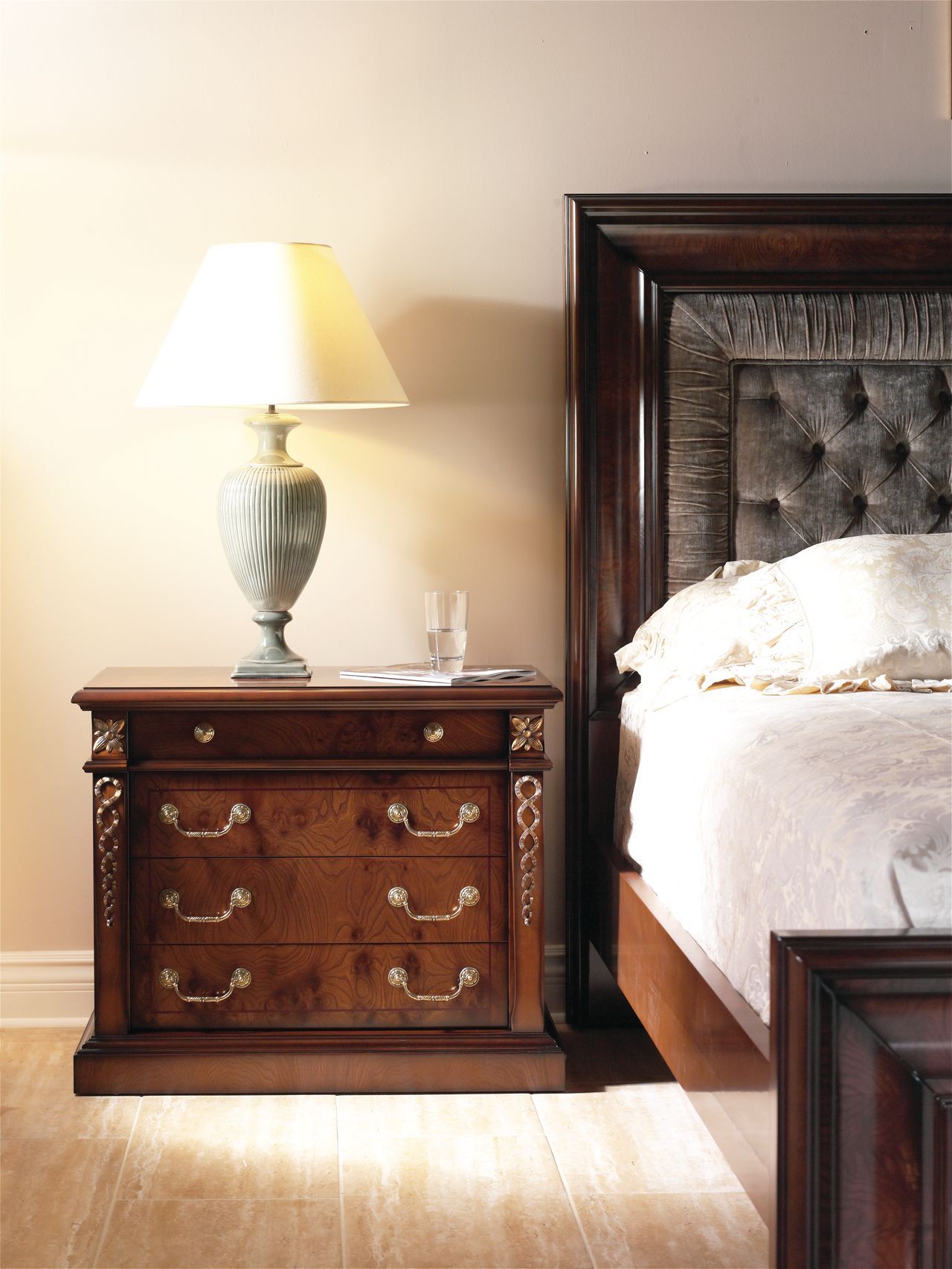 Деревянная прямоугольная тумбочка с ящиками Hurtado Traditional ARCH-00056979 - Вид №3