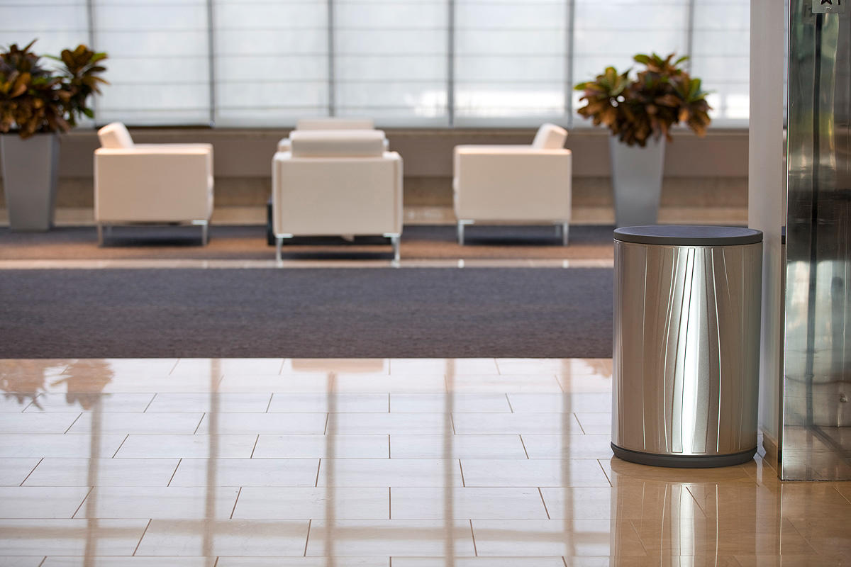 Универсальная емкость для мусора и утилизации, 36 галлонов, с боковым отверстием, стандартное отверстие / круглое отверстие, изображение мусора на сером фоне, изображение бутылок и банок на синем фоне, корпус из нержавеющей стали с матовой отделкой Forms Forms-surfaces FRMR195 - Вид №3