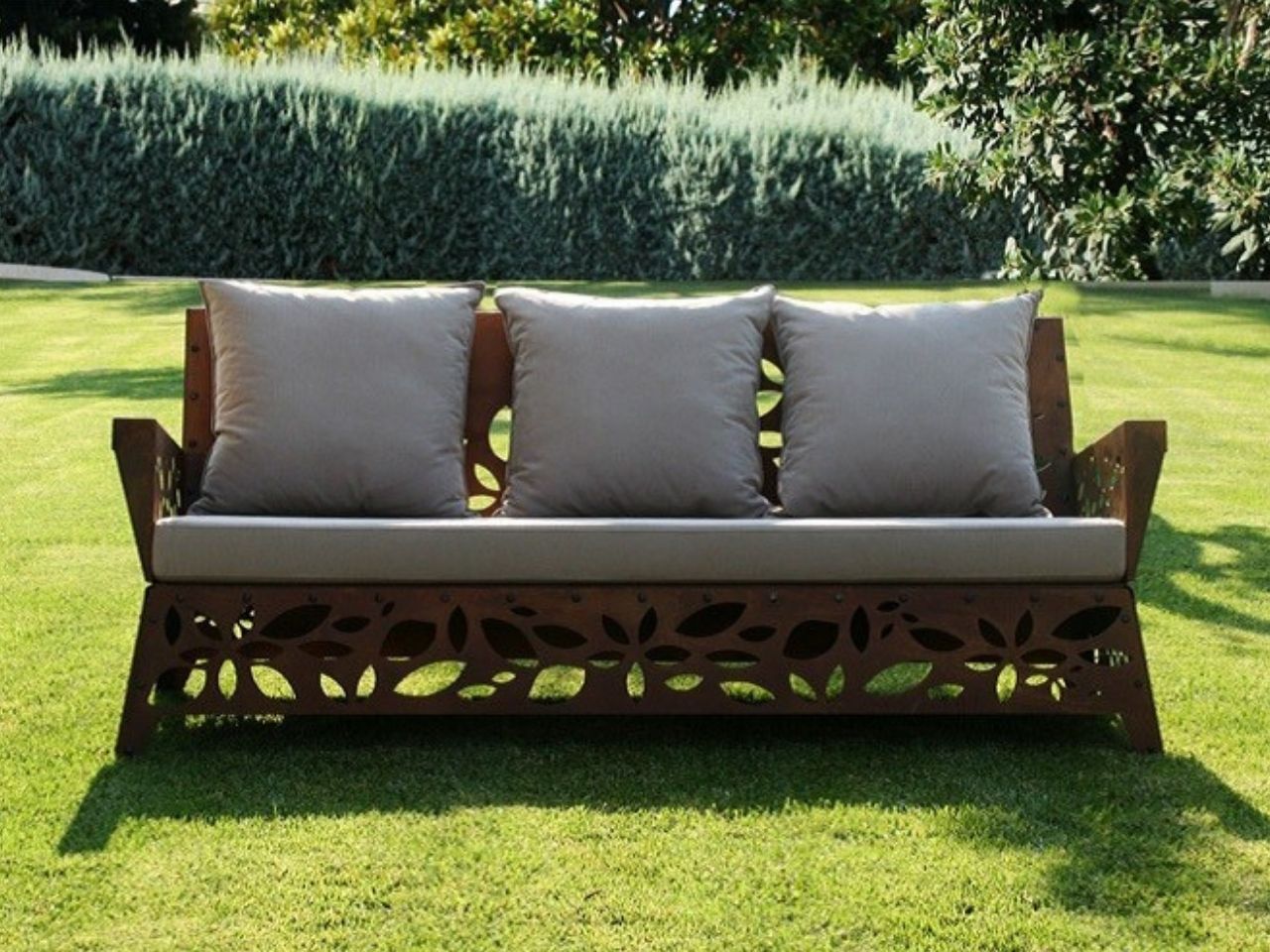 Стальная садовая скамейка Corten™ с подлокотниками TrackDesign Hanami ARCH-00070480 - Вид №1