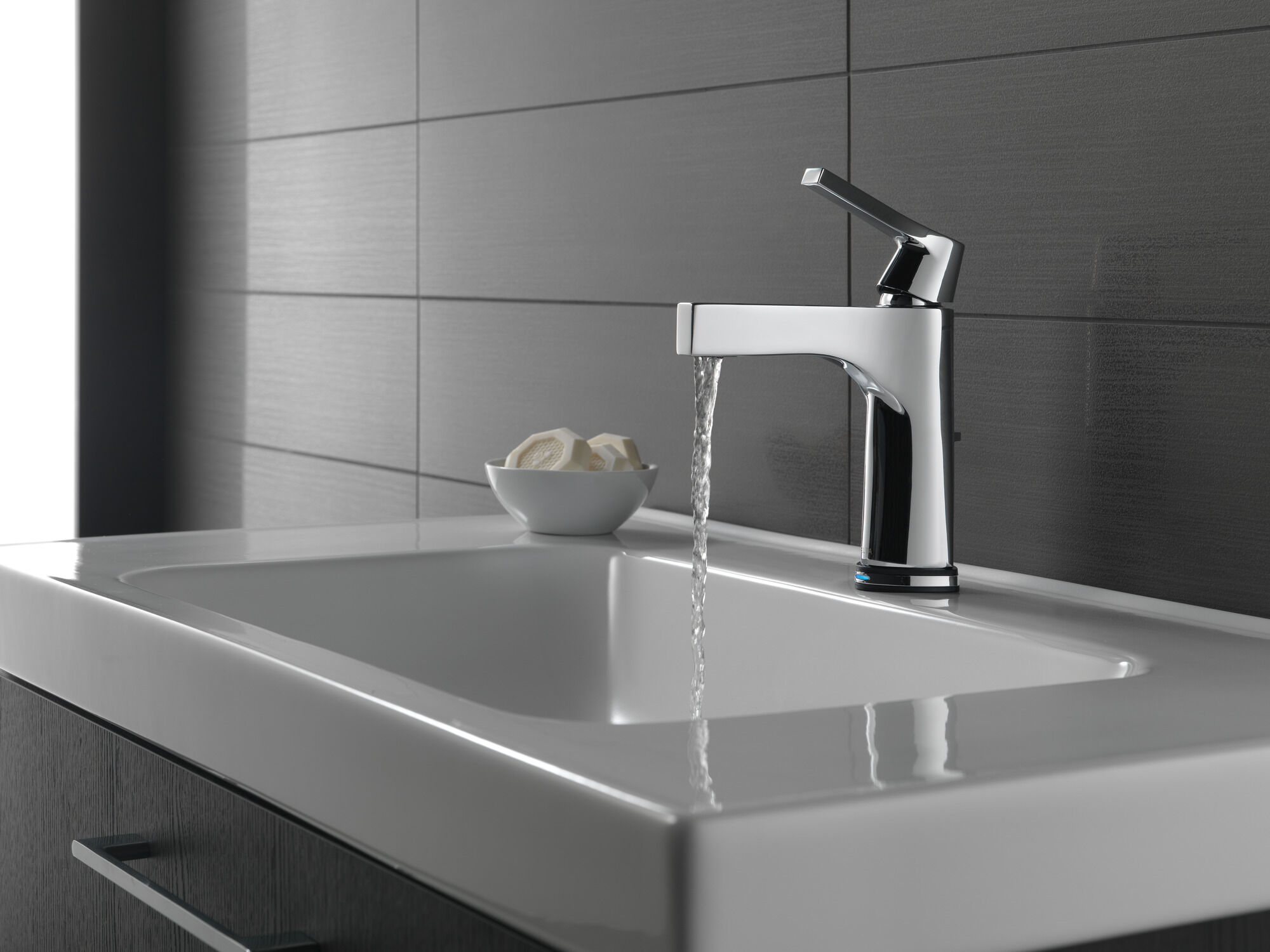 574T-BL-DST Смеситель для ванной с одной ручкой с технологией Touch2O.xt® Delta Faucet Zura Матовый черный  - Вид №3