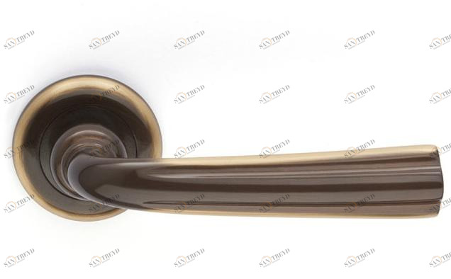 Pasini Ручка из латуни на розетке Corolla 3741