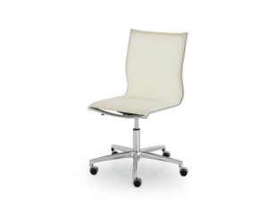 Вращающееся офисное кресло с колесами