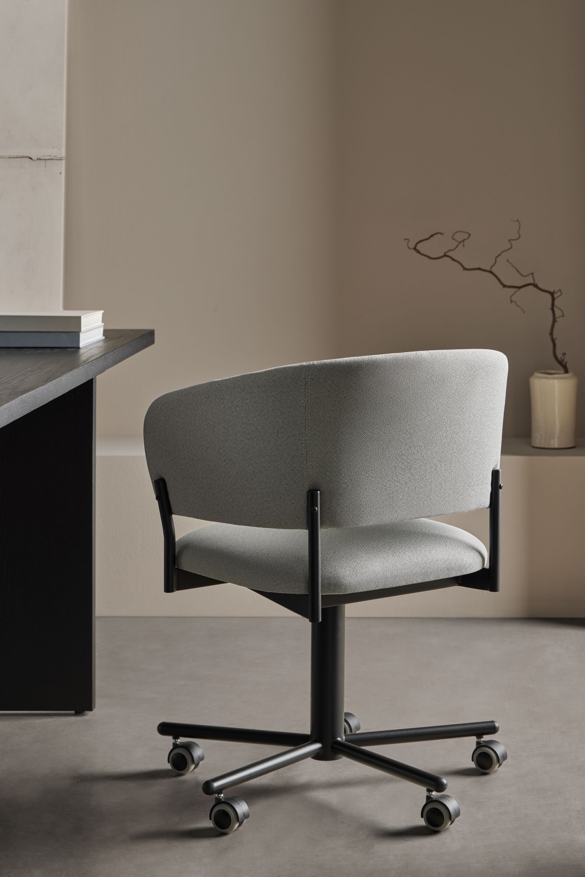 Тканевый мягкий стул с колесами с подлокотниками Blasco&Vila RC Metal ARCH-00021628 - Вид №1