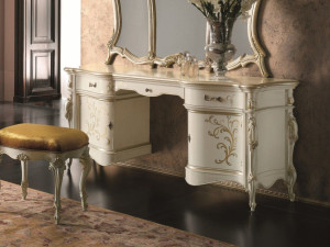 Деревянный туалетный столик