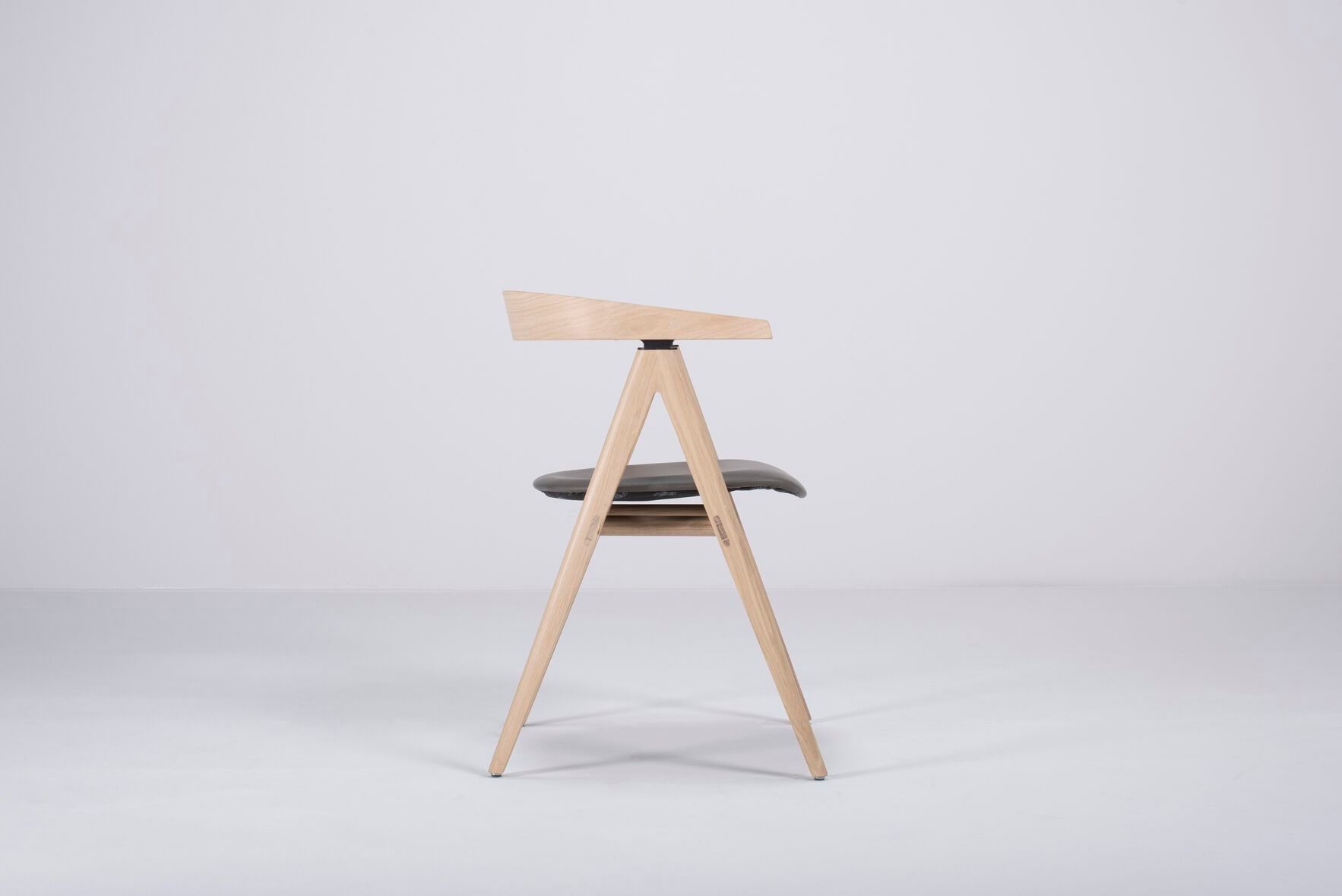 Кожаный мягкий стул с подлокотниками с открытой спинкой Gazzda Ava ARCH-00002615 - Вид №7