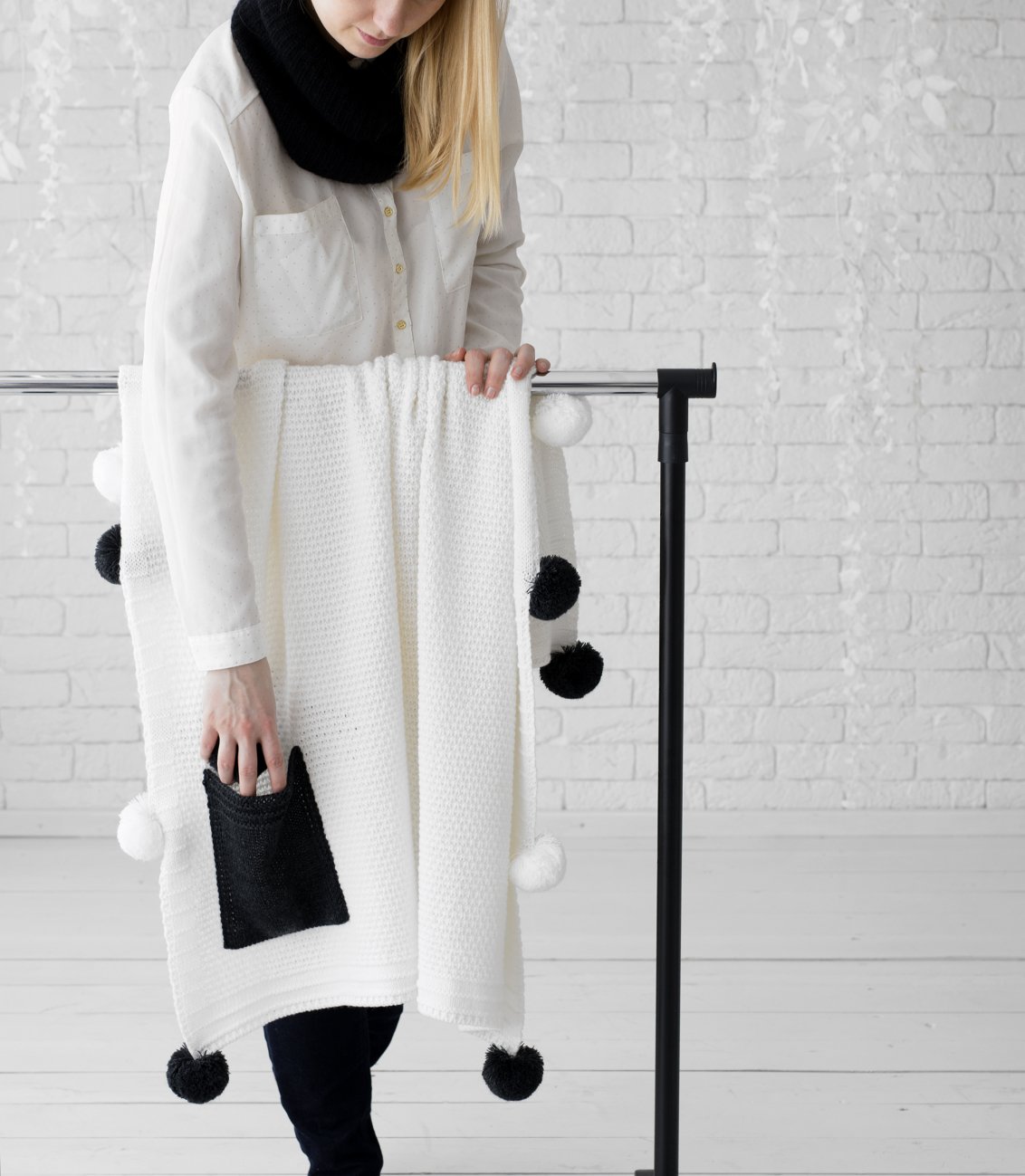 Плед POMPON 90х90 белый+антрацит/белый+антрацит APERO ВЯЗАНЫЕ, ОДНОТОННЫЕ 134591 Белый  - Вид №1