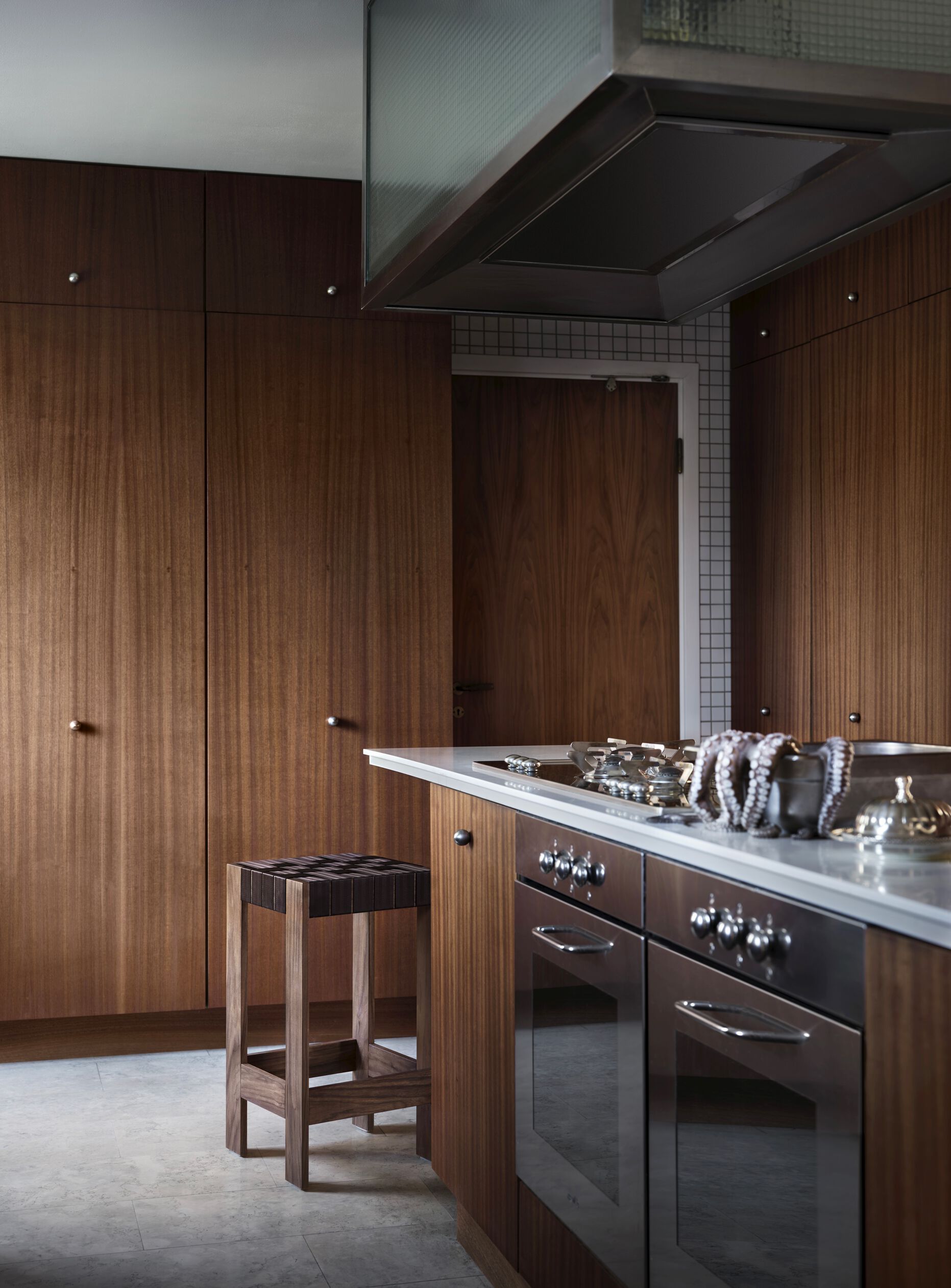 Высокий стул из массива дерева с подставкой для ног Bla Station Momang ARCH-00042730 - Вид №1