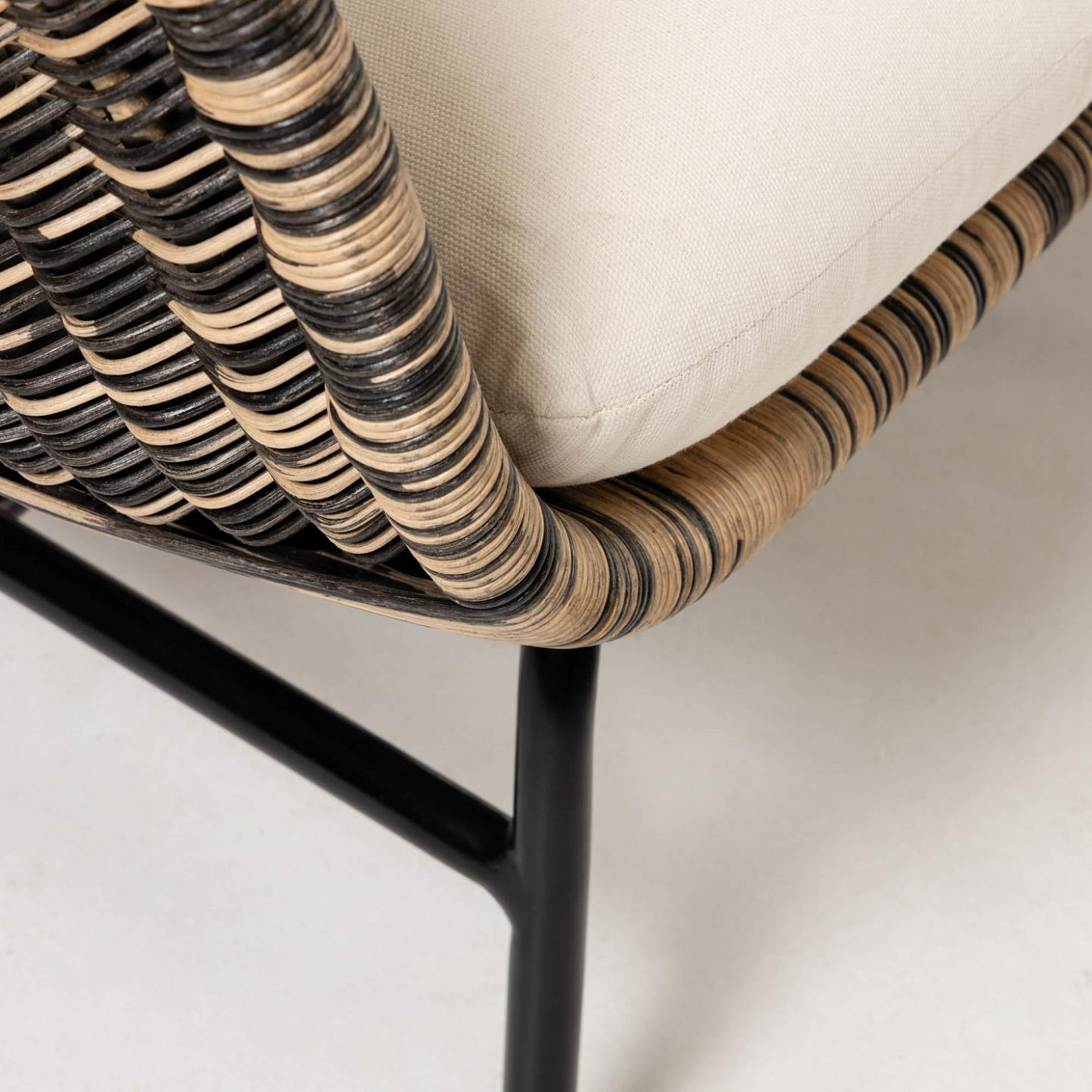 077989 Кресло черное ротанг La Forma Lin