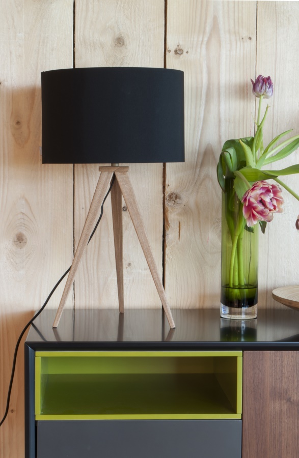 Лампа настольная Tripod Wood, черная с бежевыми ножками Zuiver 5200008 - Вид №1