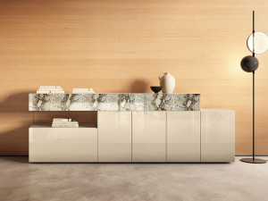 Стеклянный шкаф с распашными дверями