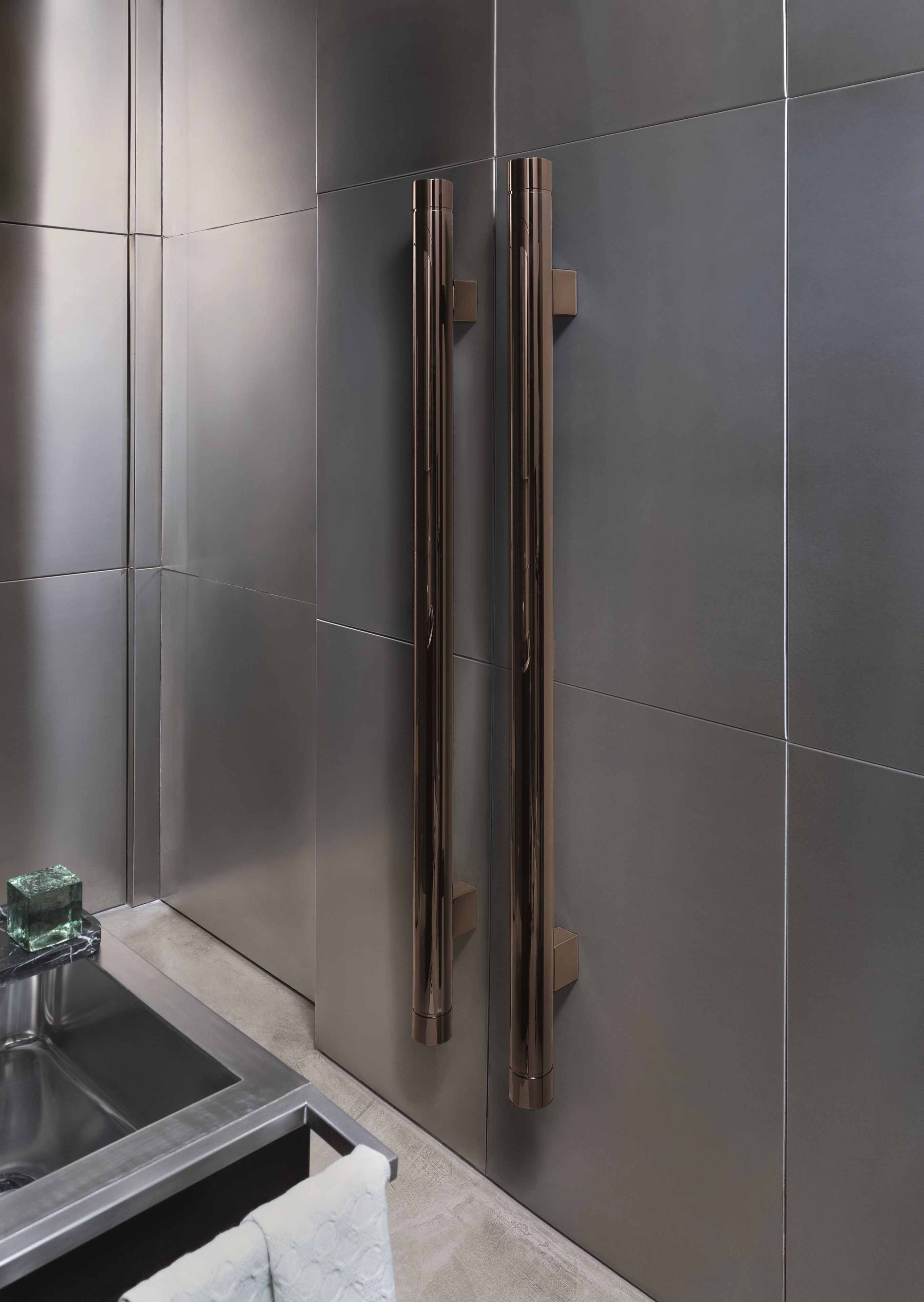 Вертикальный настенный полотенцесушитель Tubes Elements ARCH-00079057 - Вид №1