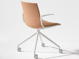 Стул на колесиках с подлокотниками