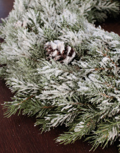 1403 819 a3 Пластиковый еловый венок со снегом и шишками, на ротанге, Ø 60 см, зеленый матовый H-andreas