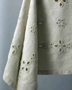 Вышитая льняная скатерть