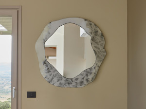 Настенное зеркало из фаянсовой лавы