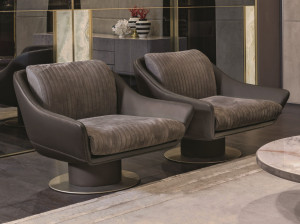 Вращающееся кресло с подлокотниками