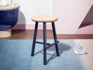 Низкий стул из стали и дерева с подставкой для ног