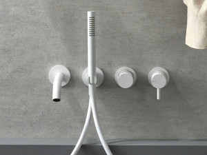 Однорычажный смеситель для ванны с ручным душем