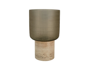 Стеклянная ваза и травертин