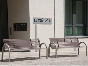 Скамейка из нержавеющей стали и ПЭТ со спинкой с подлокотниками