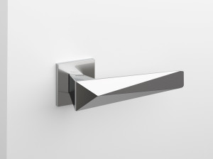 Латунная ручка на розетке