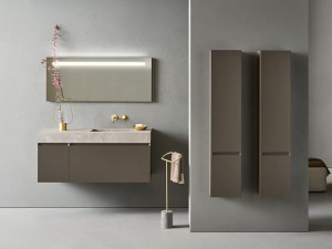 Состав ванной комнаты с умывальником, колонной и зеркалом