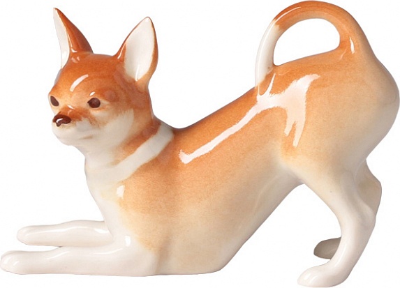 10594008 Императорский фарфоровый завод Скульптура "Чихуахуа играющий Чара" Фарфор твердый 