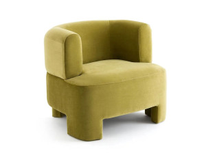 Бархатное кресло с подлокотниками