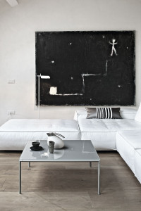 Низкий стол из стали и хрусталя