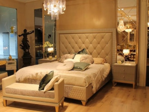 Двуспальная мягкая кровать из ткани с высоким изголовьем