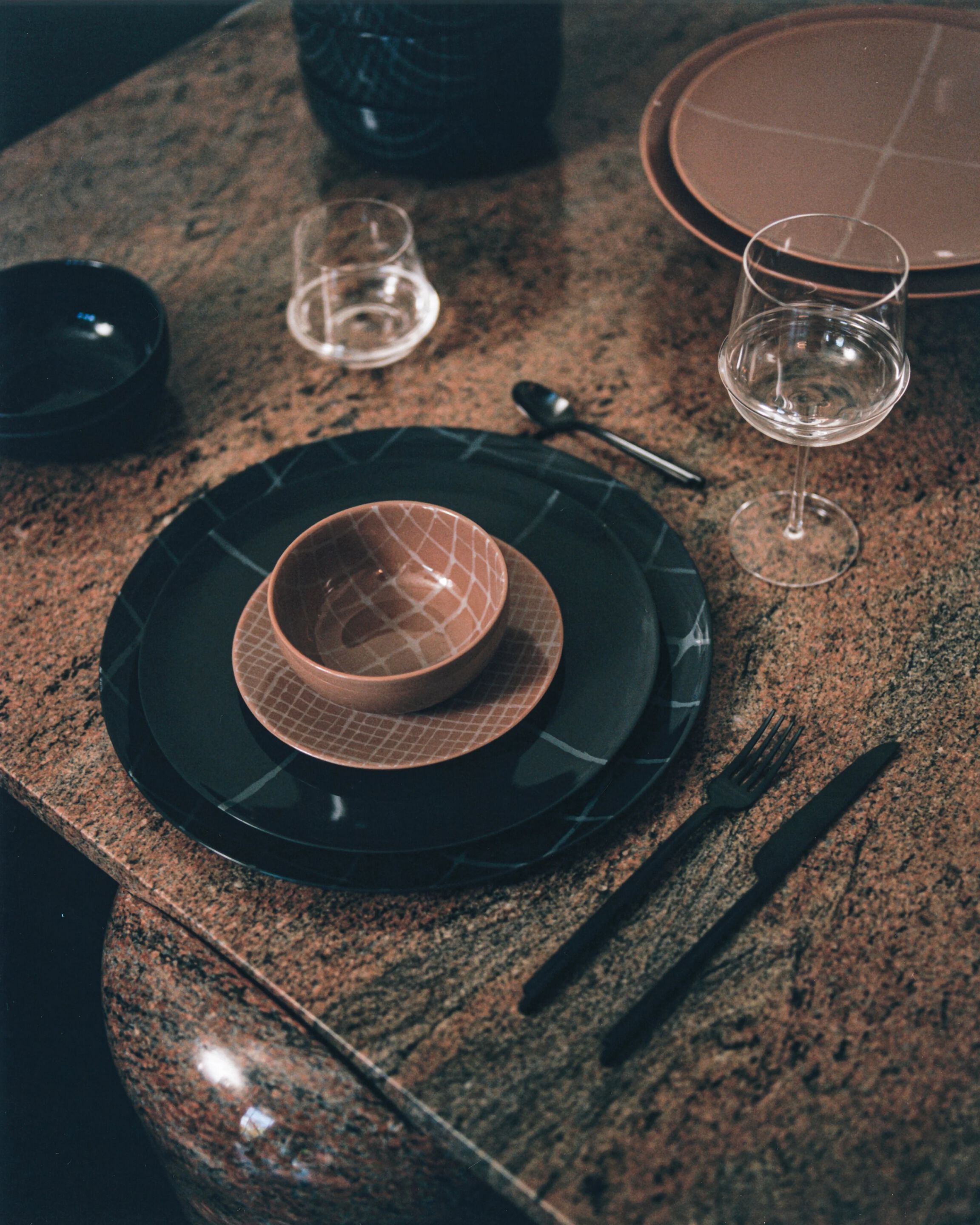 Фарфоровая плоская круглая тарелка Serax Zuma ARCH-00038614 - Вид №9