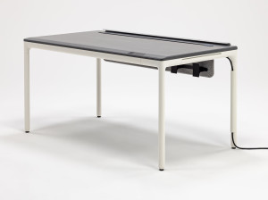 Регулируемый по высоте стол из фанеры