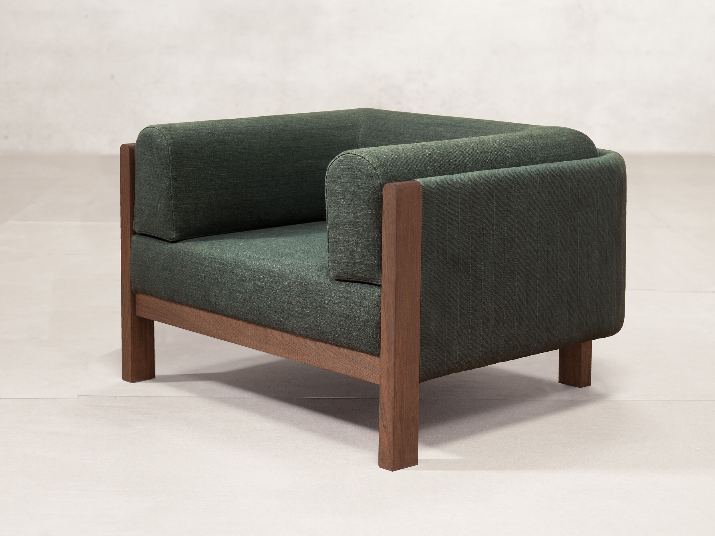 Тканевое кресло с подлокотниками Phantom Hands Niwar ARCH-00002399