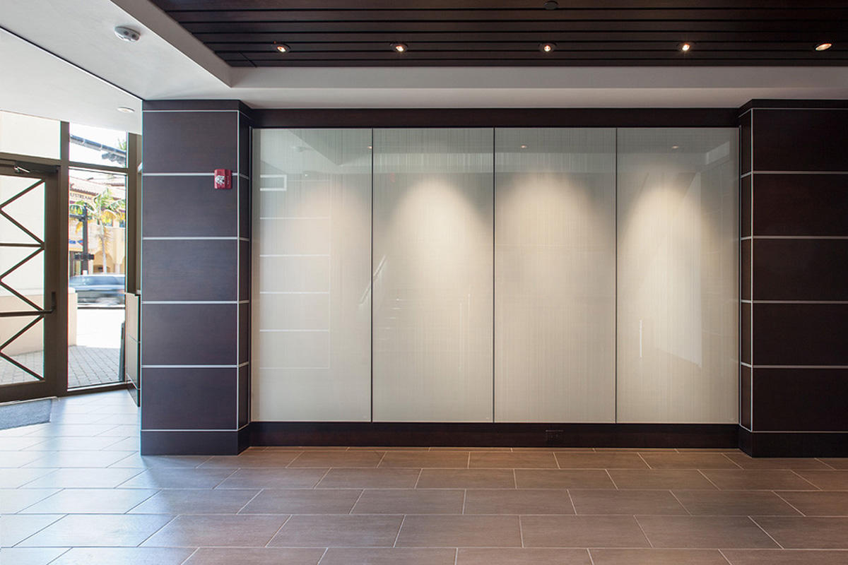 FSRT669 Система облицовки стен Levele с плавающими панелями и индивидуальными панелями из нержавеющей стали с льняной отделкой в ​​центре заботы и открытий, университет медицины Чикаго, Чикаго, Иллинойс Forms-surfaces  - Вид №2