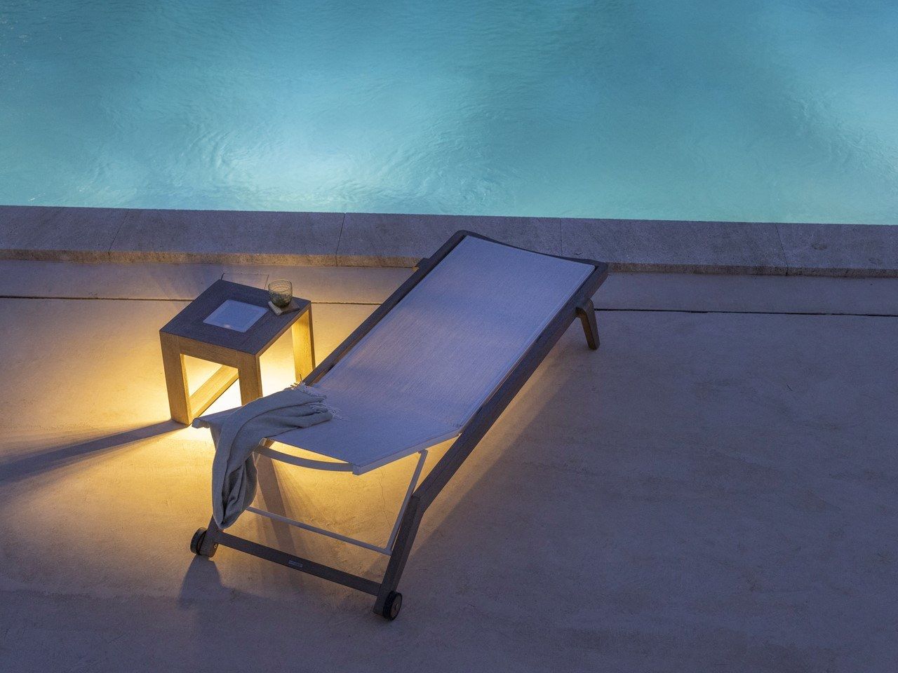 Журнальный столик из тикового дерева с USB-разъемом Les Jardins® Rancho ARCH-00000865 - Вид №1