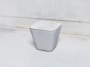 Наружное сиденье из бетона и камня