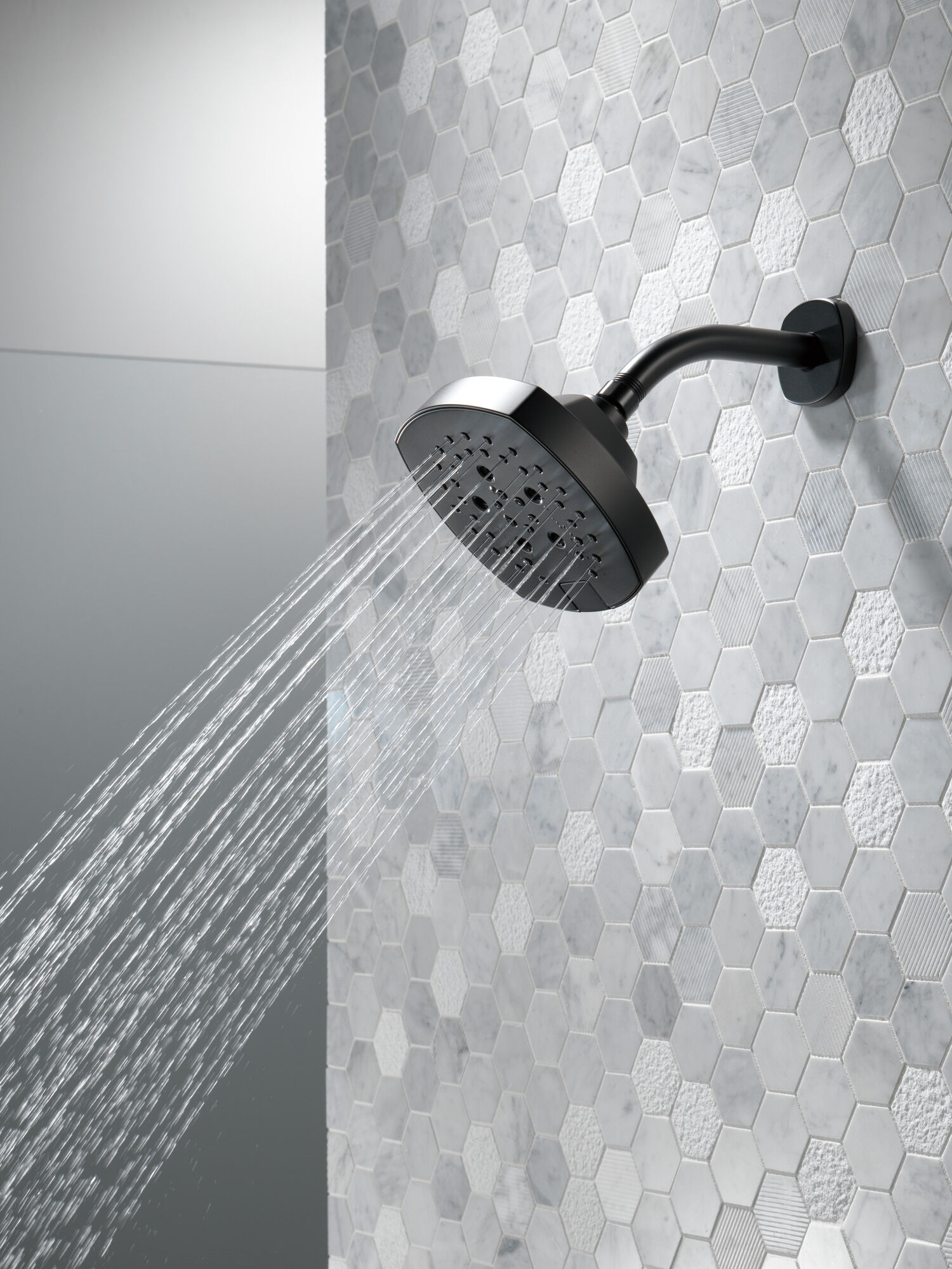 52663-BL Насадка для душа H2Okinetic с 5 настройками Delta Faucet Universal Showering Матовый черный  - Вид №9