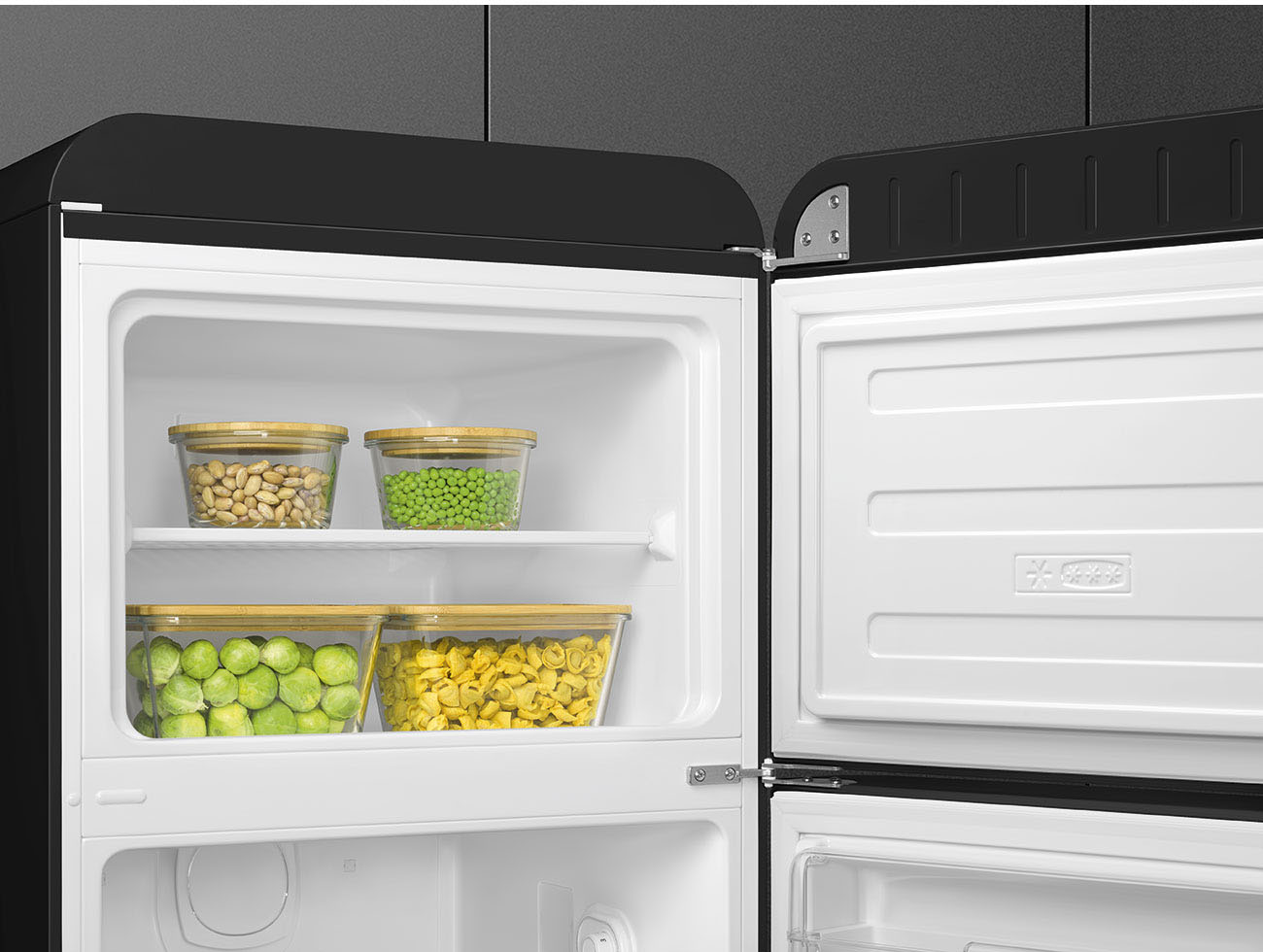 FAB30RBL5 Холодильник / отдельностоящий двухдверный холодильник,стиль 50-х годов, 60 см, черный, петли справа SMEG  - Вид №4