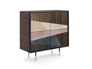 Деревянный шкаф с распашными дверцами