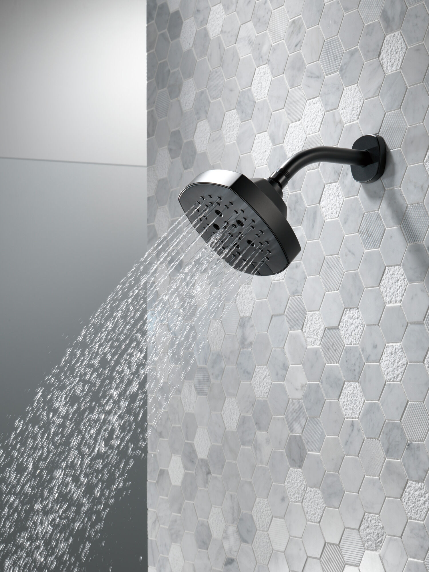 52663-BL Насадка для душа H2Okinetic с 5 настройками Delta Faucet Universal Showering Матовый черный  - Вид №6